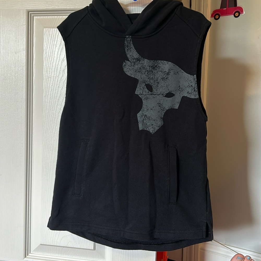 Boys Under Armour sleeveless hooded shirt size S